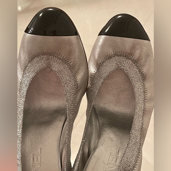 Chanel Size 39 Black Patent and Silver Pumps. - Picture 11 of 13